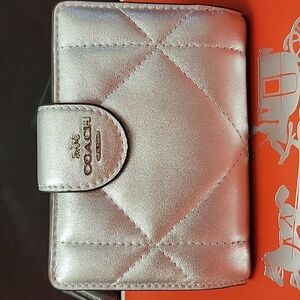 Coach Med Corner Zip Wallet In Silver Metallic W/ Puffy Diamond Quilting #CM998